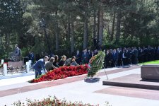 Azerbaijani parliamentarians visit tomb of Great Leader Heydar Aliyev (PHOTO)
