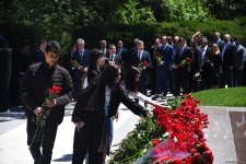 Azerbaijani people honor memory of National Leader Heydar Aliyev (PHOTO)