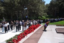 Azerbaijani people honor memory of National Leader Heydar Aliyev (PHOTO)