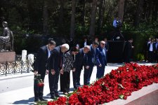 Azerbaijani people honor memory of National Leader Heydar Aliyev (PHOTO)
