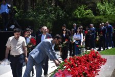 Azerbaijani people honor memory of National Leader Heydar Aliyev (PHOTO)