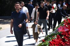 Azerbaijani people honor memory of National Leader Heydar Aliyev (PHOTO)