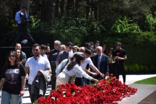 Azerbaijani people honor memory of National Leader Heydar Aliyev (PHOTO)