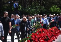 Azerbaijani people honor memory of National Leader Heydar Aliyev (PHOTO)