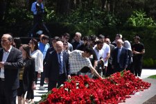 Azerbaijani people honor memory of National Leader Heydar Aliyev (PHOTO)