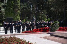 Azerbaijani people honor memory of National Leader Heydar Aliyev (PHOTO)