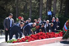Azerbaijani people honor memory of National Leader Heydar Aliyev (PHOTO)