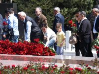 Azerbaijani people honor memory of National Leader Heydar Aliyev (PHOTO)