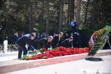 Azerbaijani people honor memory of National Leader Heydar Aliyev (PHOTO)