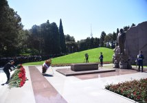 Azerbaijani people honor memory of National Leader Heydar Aliyev (PHOTO)