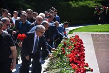 Azerbaijani people honor memory of National Leader Heydar Aliyev (PHOTO)