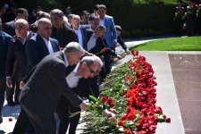 Azerbaijani people honor memory of National Leader Heydar Aliyev (PHOTO)