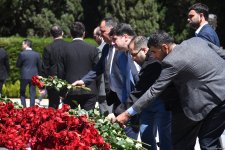 Azerbaijani people honor memory of National Leader Heydar Aliyev (PHOTO)