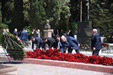 Azerbaijani people honor memory of National Leader Heydar Aliyev (PHOTO)