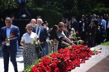 Azerbaijani people honor memory of National Leader Heydar Aliyev (PHOTO)