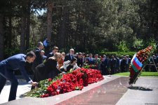 Azerbaijani people honor memory of National Leader Heydar Aliyev (PHOTO)