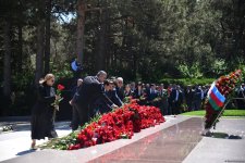 Azerbaijani people honor memory of National Leader Heydar Aliyev (PHOTO)