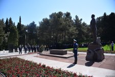Azerbaijani people honor memory of National Leader Heydar Aliyev (PHOTO)