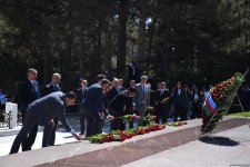 Azerbaijani people honor memory of National Leader Heydar Aliyev (PHOTO)