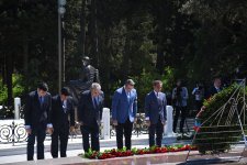 Azerbaijani people honor memory of National Leader Heydar Aliyev (PHOTO)
