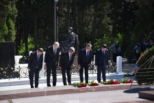 Azerbaijani people honor memory of National Leader Heydar Aliyev (PHOTO)