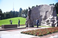 Azerbaijani people honor memory of National Leader Heydar Aliyev (PHOTO)