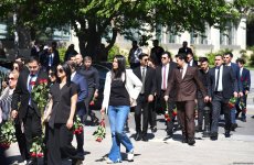 Azerbaijani people honor memory of National Leader Heydar Aliyev (PHOTO)