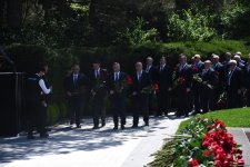 Azerbaijani people honor memory of National Leader Heydar Aliyev (PHOTO)