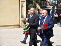 Azerbaijani people honor memory of National Leader Heydar Aliyev (PHOTO)