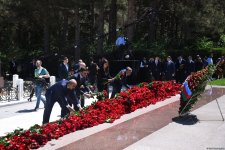 Azerbaijani people honor memory of National Leader Heydar Aliyev (PHOTO)