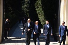 Azerbaijani people honor memory of National Leader Heydar Aliyev (PHOTO)