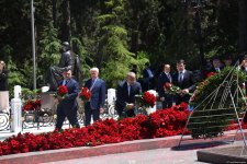 Azerbaijani people honor memory of National Leader Heydar Aliyev (PHOTO)
