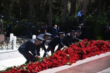 Azerbaijani people honor memory of National Leader Heydar Aliyev (PHOTO)
