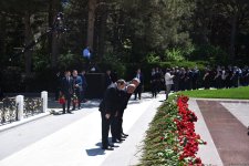 Azerbaijani people honor memory of National Leader Heydar Aliyev (PHOTO)