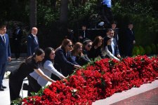 Azerbaijani people honor memory of National Leader Heydar Aliyev (PHOTO)