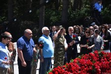 Azerbaijani people honor memory of National Leader Heydar Aliyev (PHOTO)