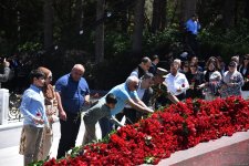 Azerbaijani people honor memory of National Leader Heydar Aliyev (PHOTO)