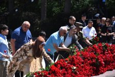 Azerbaijani people honor memory of National Leader Heydar Aliyev (PHOTO)
