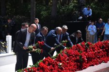 Azerbaijani people honor memory of National Leader Heydar Aliyev (PHOTO)