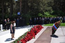 Azerbaijani people honor memory of National Leader Heydar Aliyev (PHOTO)