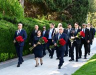 Azerbaijani people honor memory of National Leader Heydar Aliyev (PHOTO)