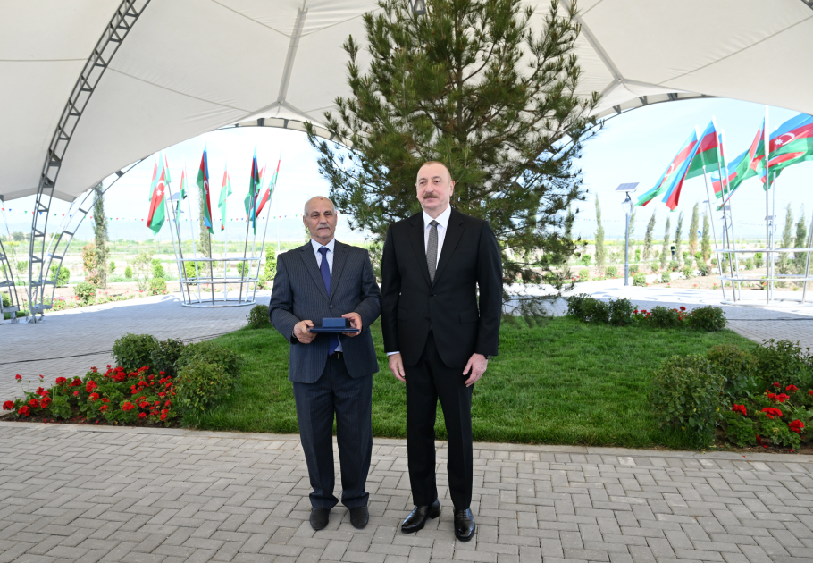 President Ilham Aliyev meets with new residents of Kangarli village, presents them with keys to their homes (PHOTO)
