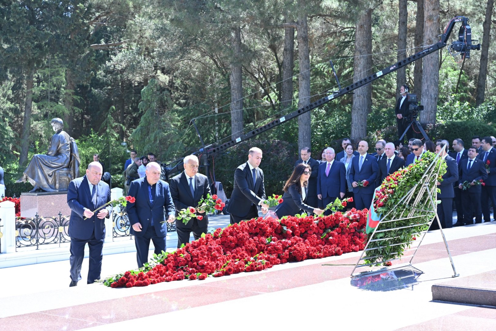 Azerbaijani people honor memory of National Leader Heydar Aliyev (PHOTO)
