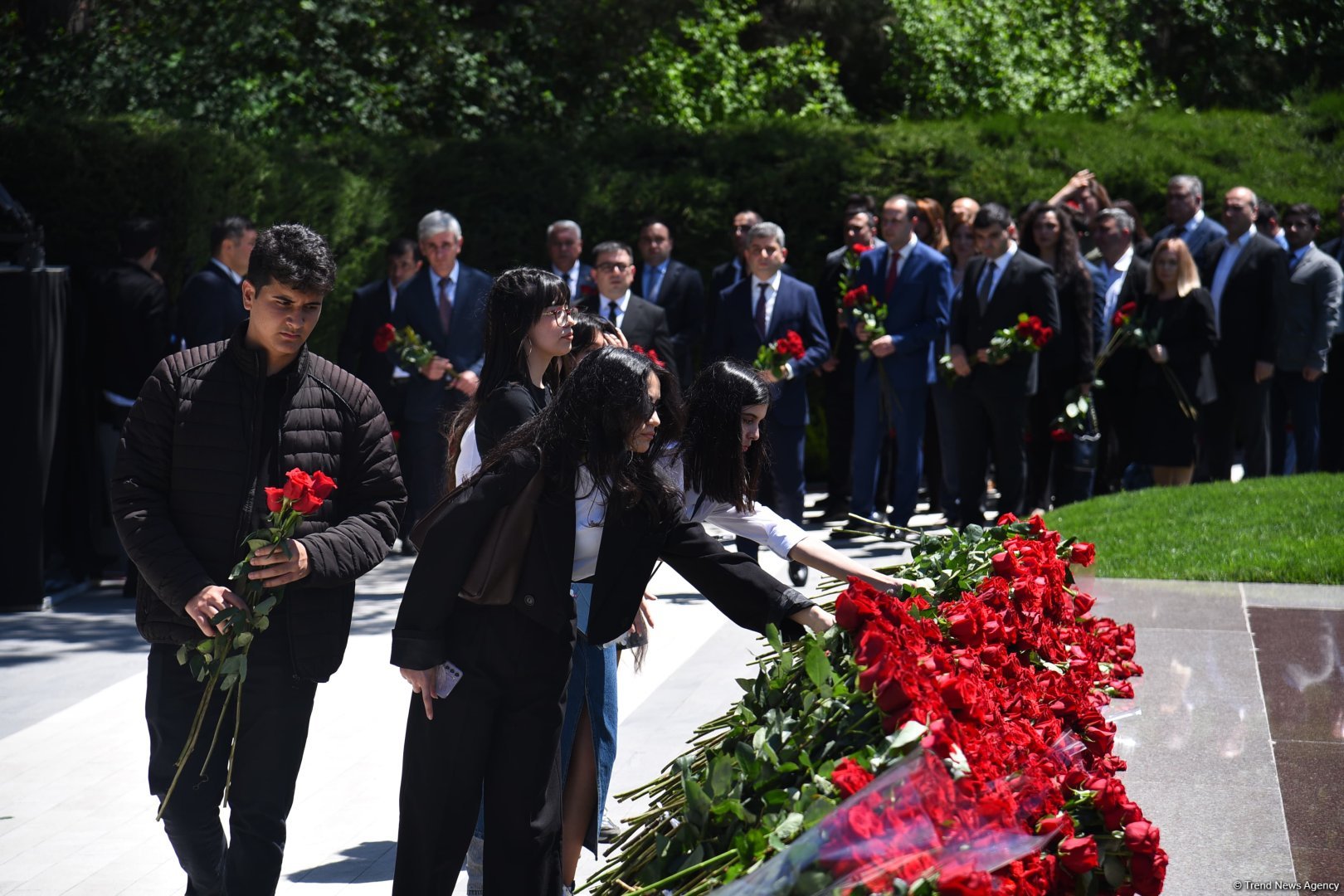 Azerbaijani people honor memory of National Leader Heydar Aliyev (PHOTO)