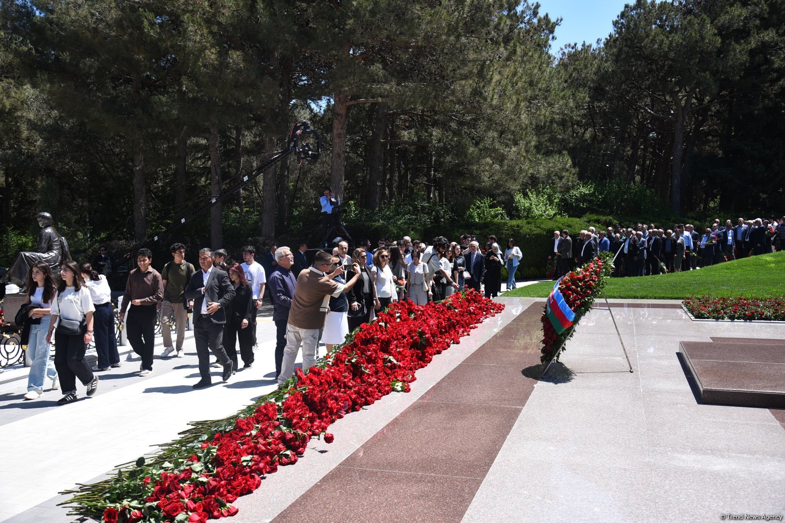 Azerbaijani people honor memory of National Leader Heydar Aliyev (PHOTO)