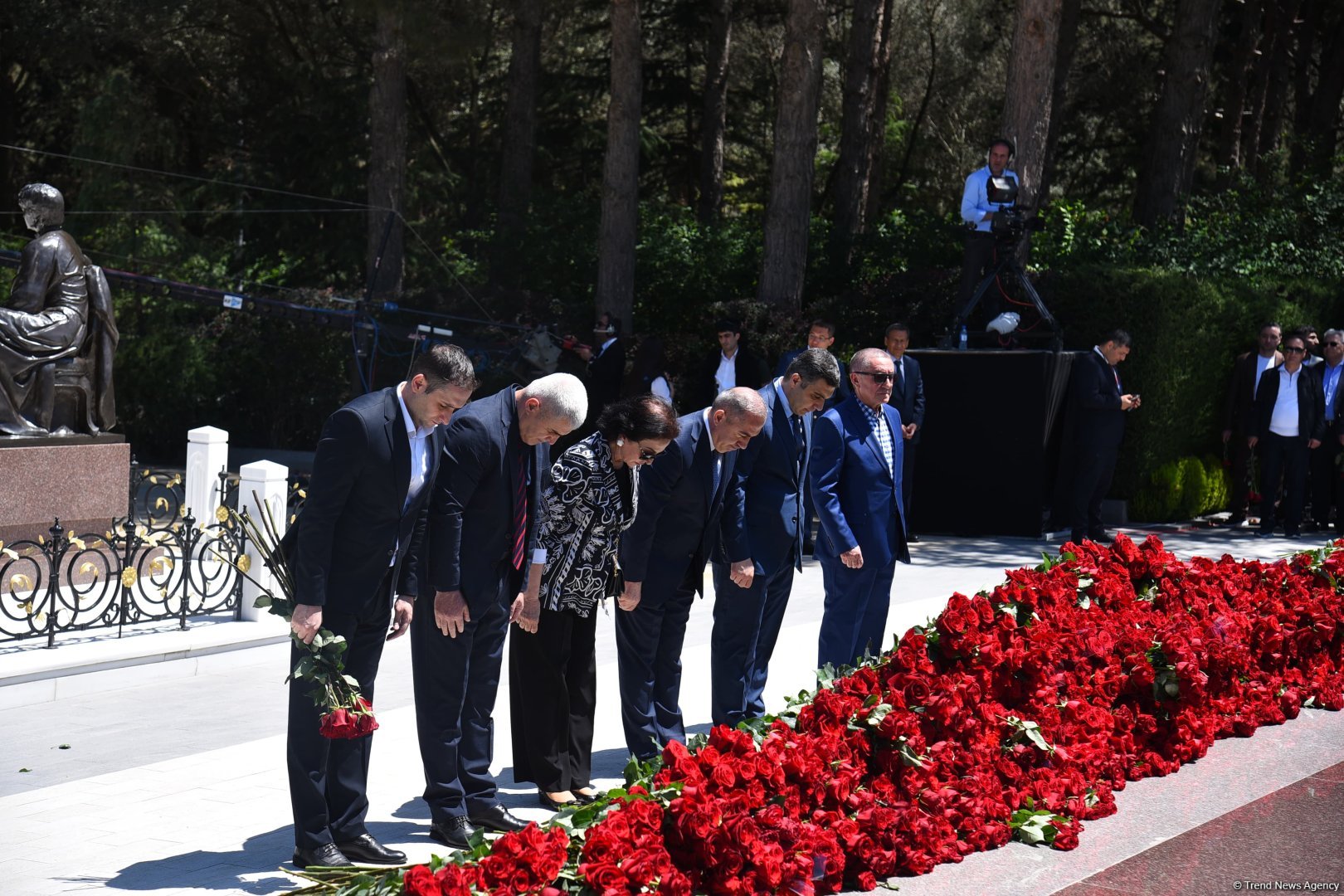 Azerbaijani people honor memory of National Leader Heydar Aliyev (PHOTO)
