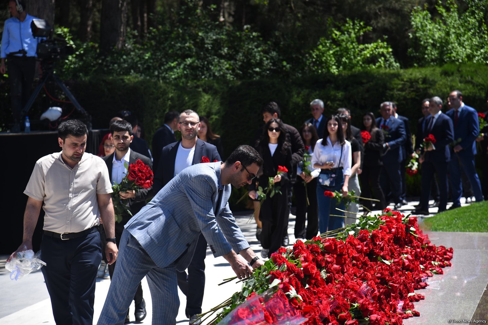 Azerbaijani people honor memory of National Leader Heydar Aliyev (PHOTO)