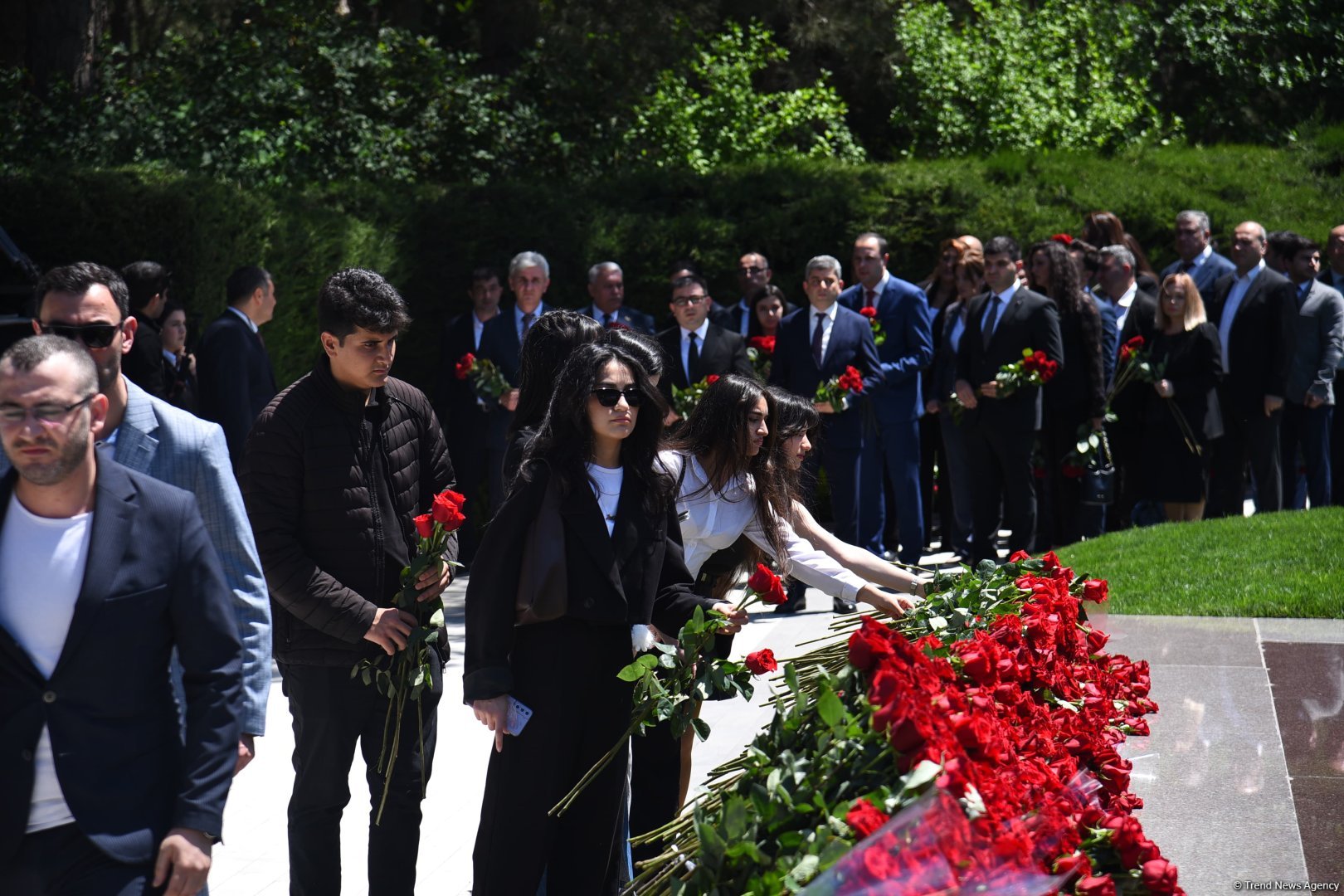 Azerbaijani people honor memory of National Leader Heydar Aliyev (PHOTO)