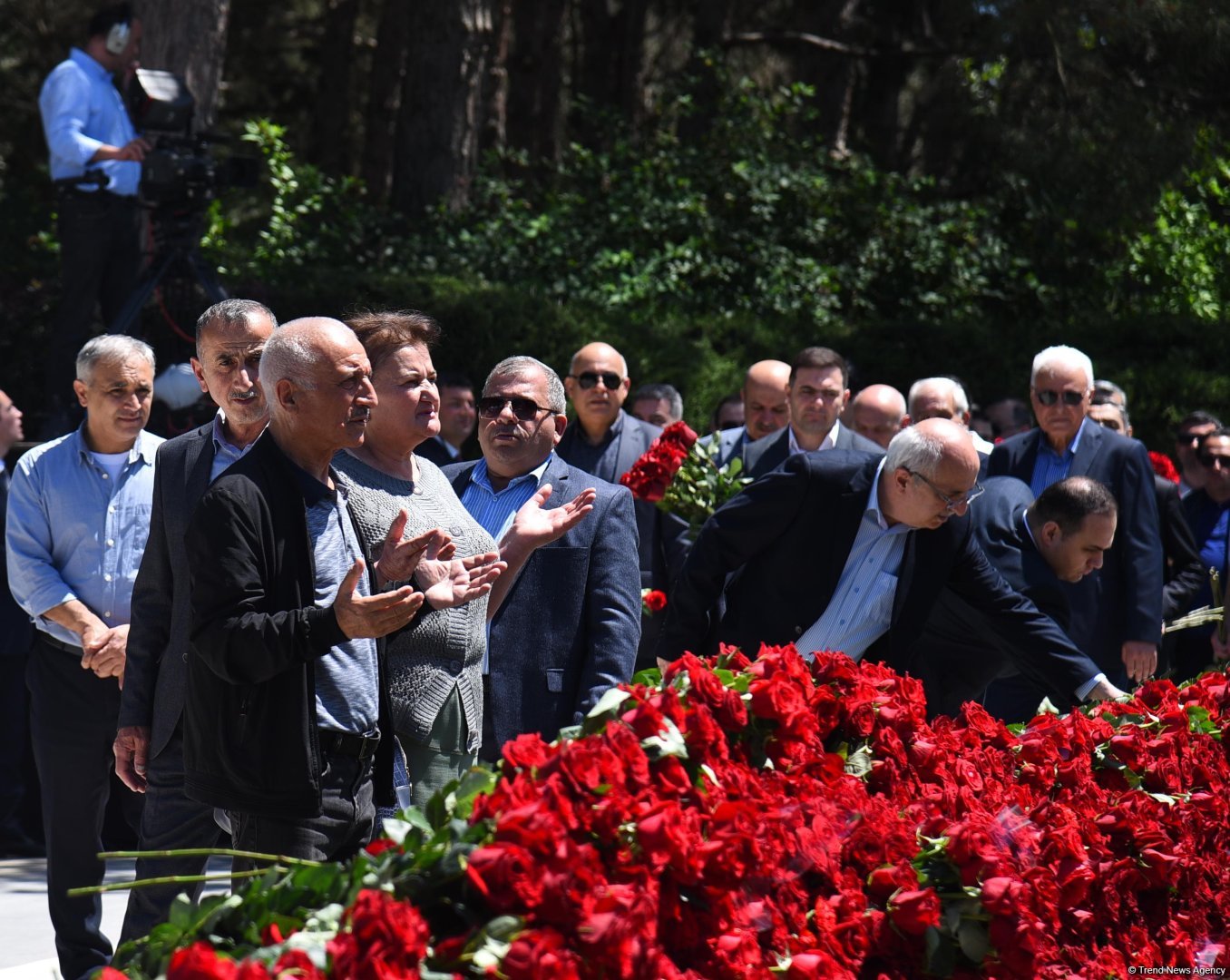 Azerbaijani people honor memory of National Leader Heydar Aliyev (PHOTO)