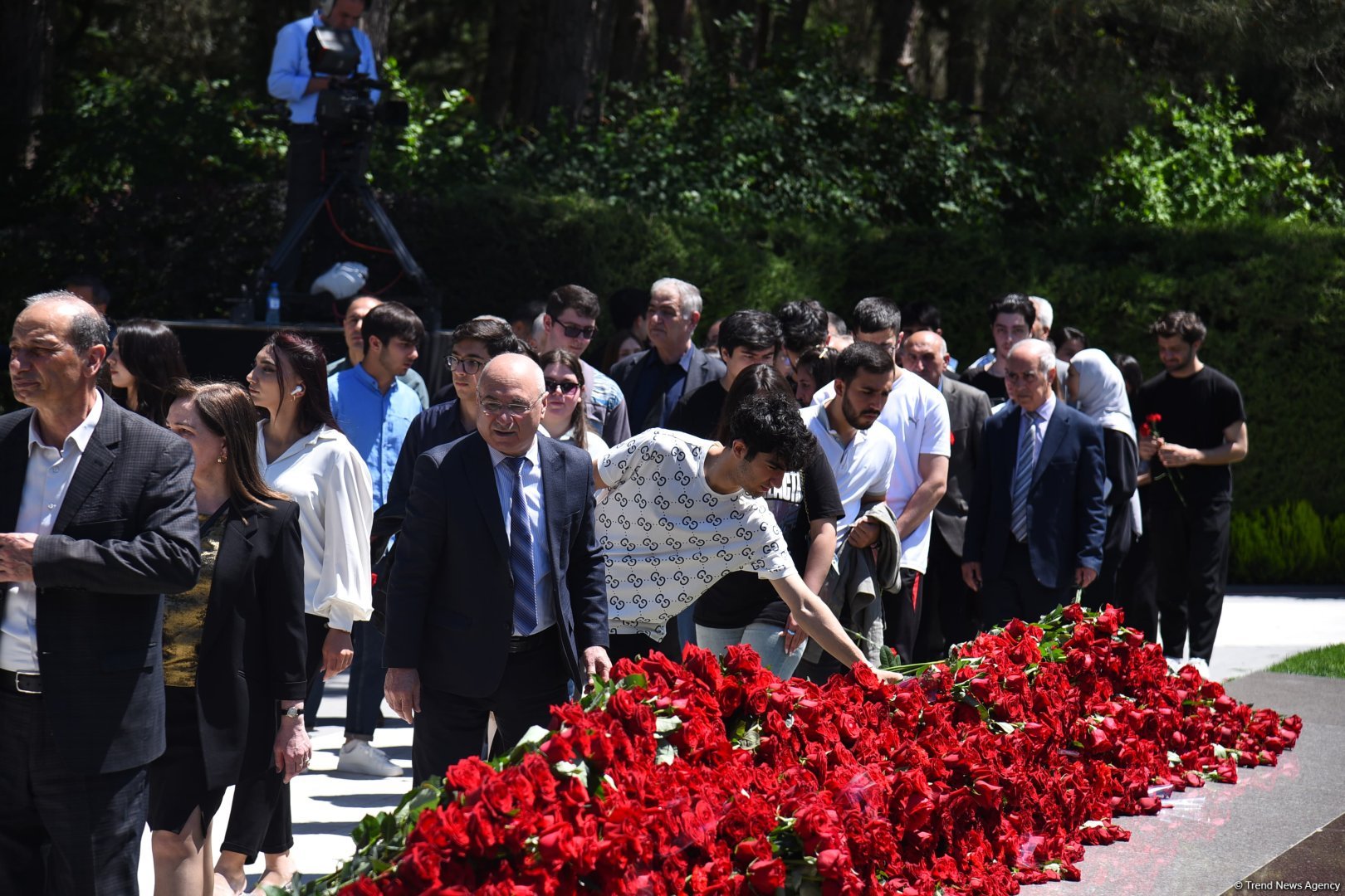 Azerbaijani people honor memory of National Leader Heydar Aliyev (PHOTO)